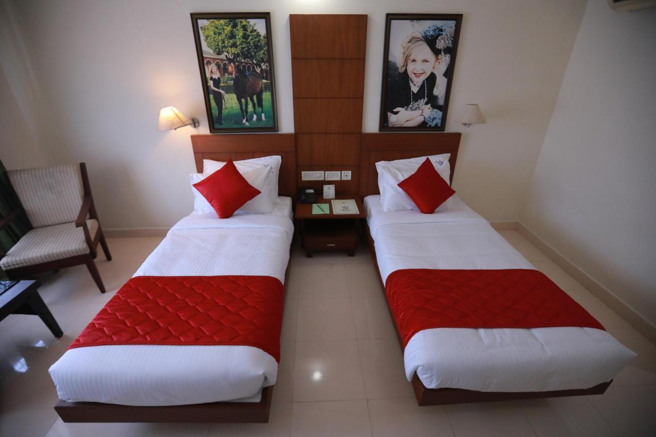 Hotel Peninsula Thrissur Exterior photo