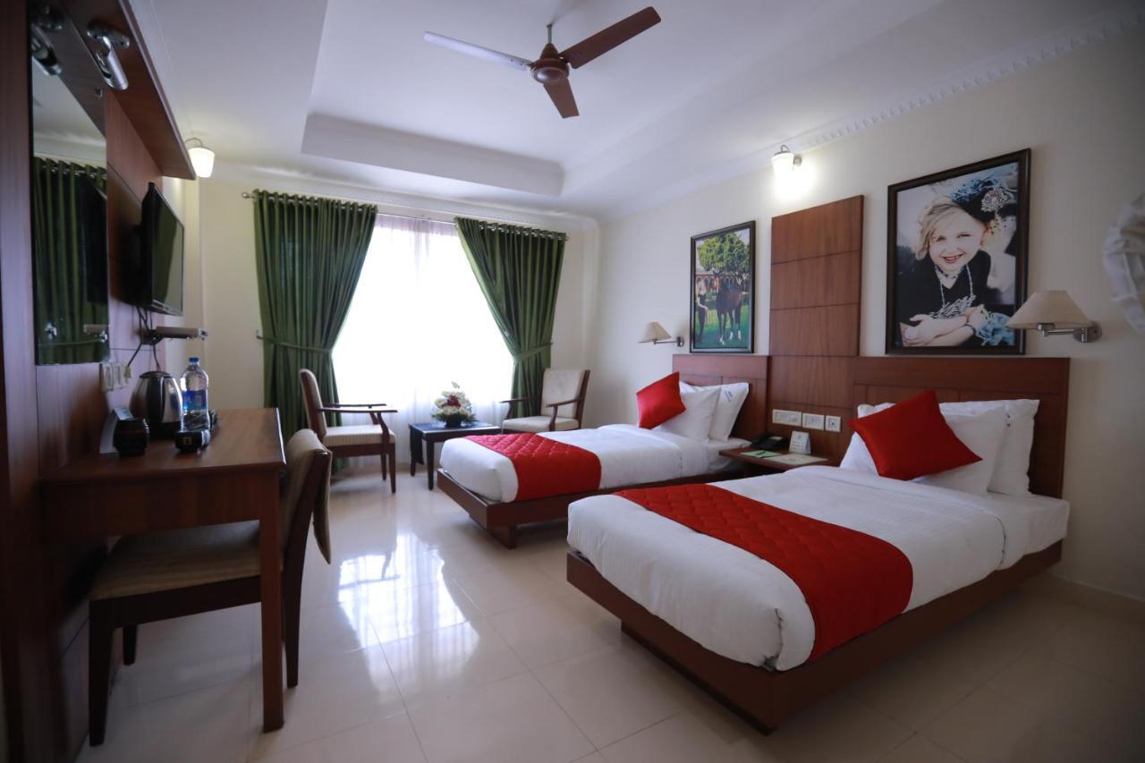 Hotel Peninsula Thrissur Exterior photo