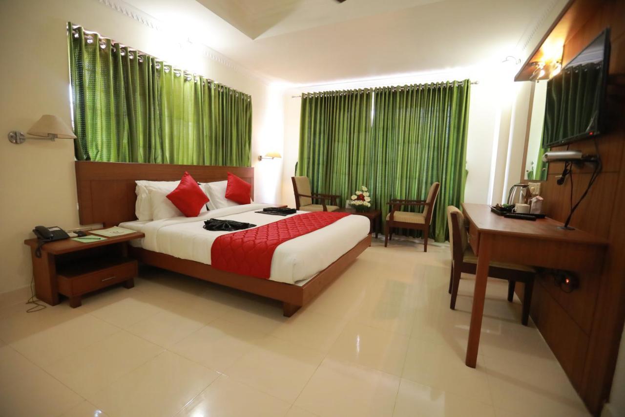 Hotel Peninsula Thrissur Exterior photo