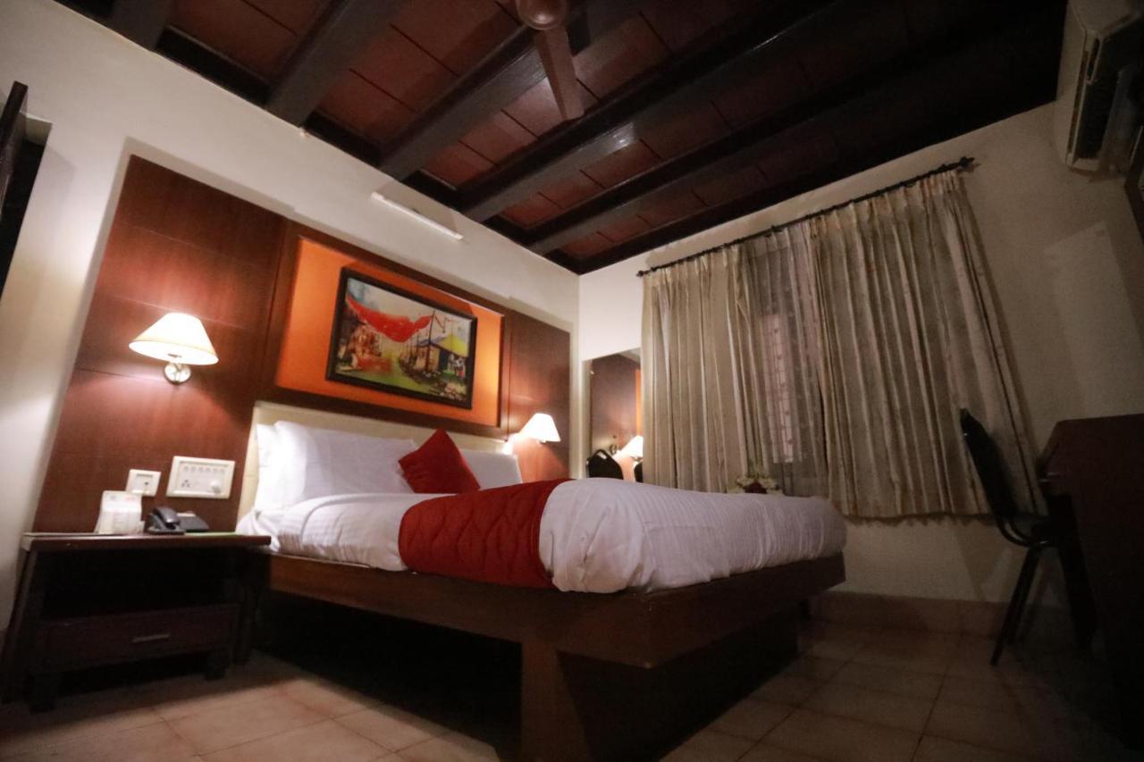 Hotel Peninsula Thrissur Exterior photo