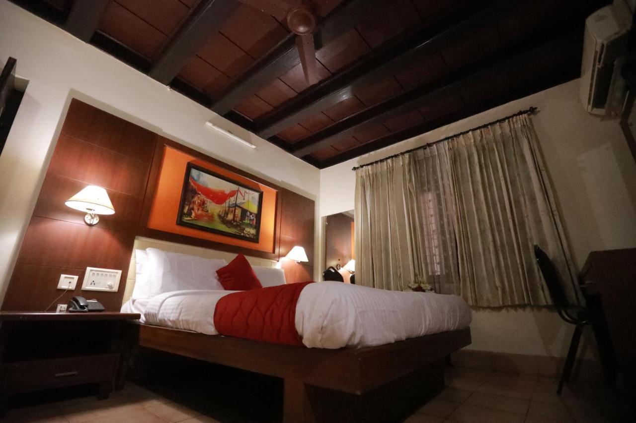 Hotel Peninsula Thrissur Exterior photo