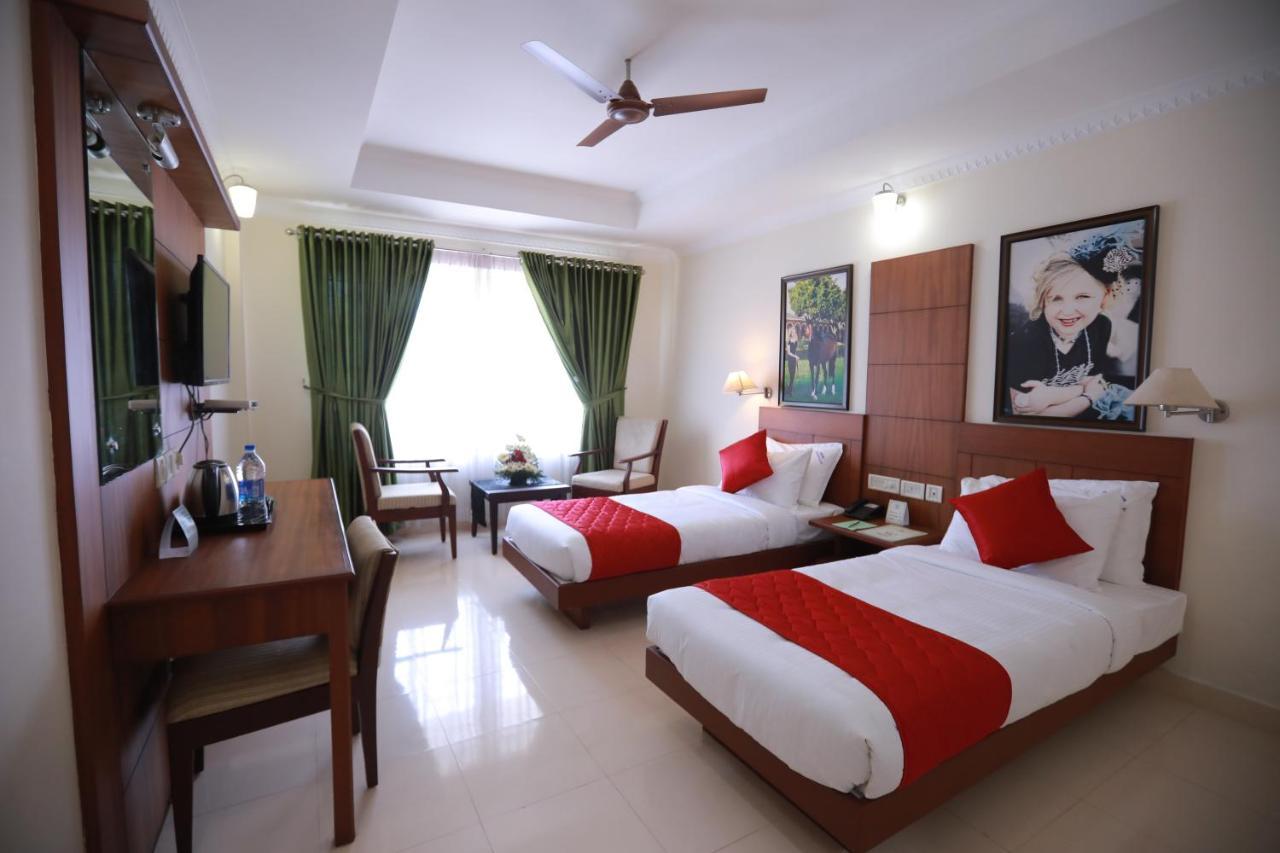 Hotel Peninsula Thrissur Exterior photo