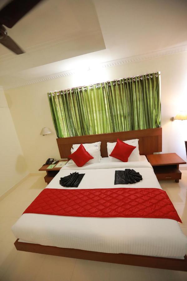 Hotel Peninsula Thrissur Exterior photo