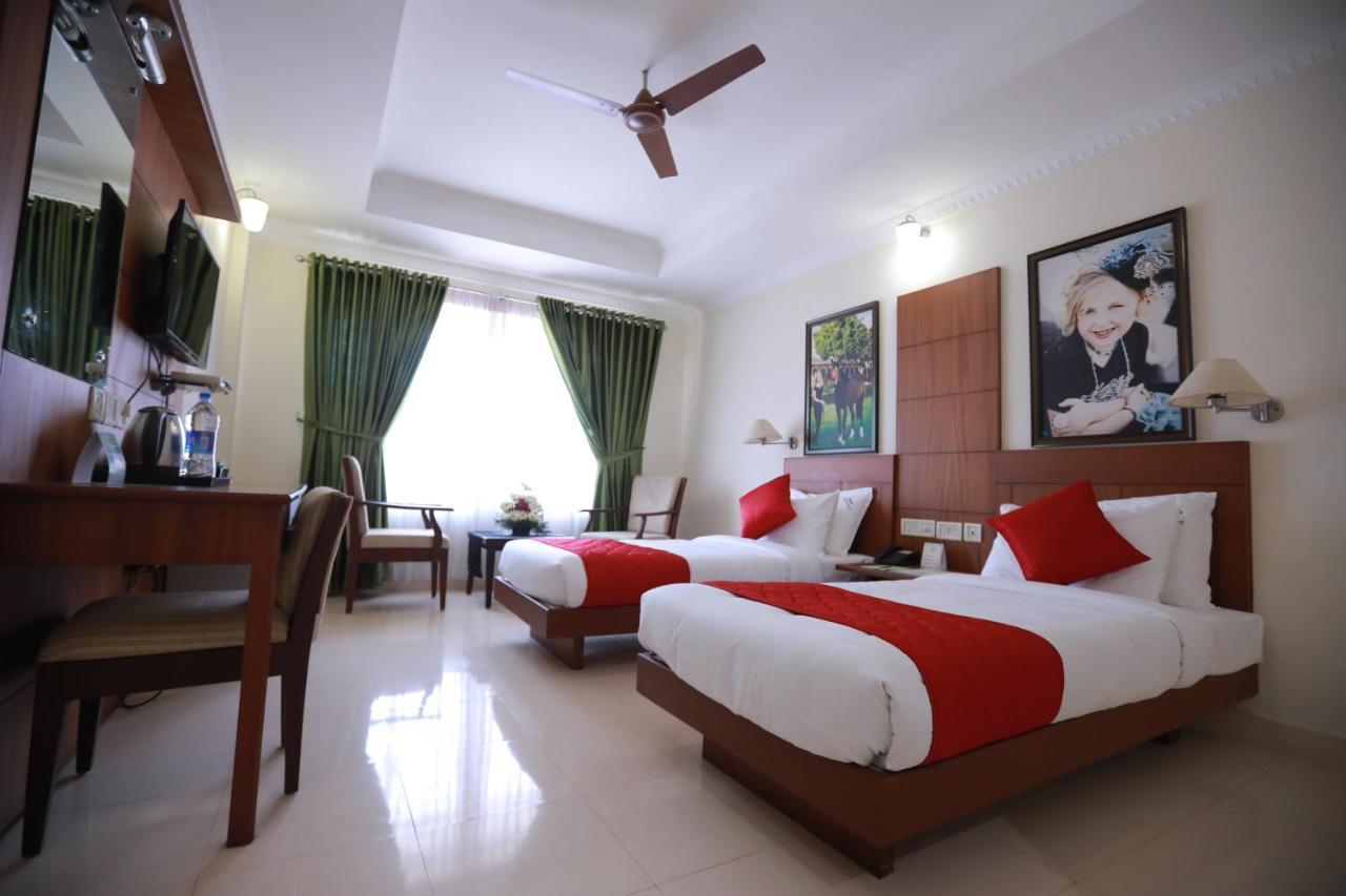 Hotel Peninsula Thrissur Exterior photo