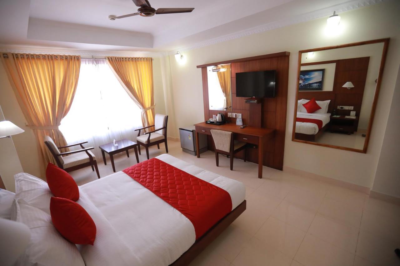 Hotel Peninsula Thrissur Exterior photo