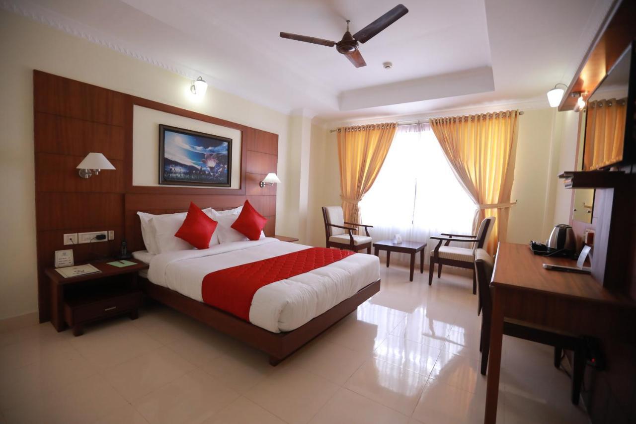 Hotel Peninsula Thrissur Exterior photo